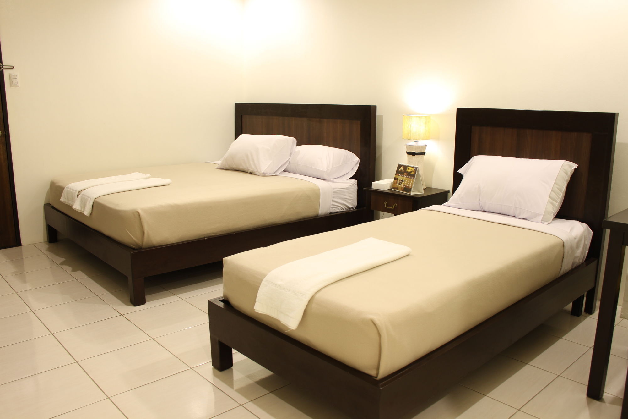 Imerex Plaza Hotel Angeles Esterno foto